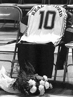Silla con la camiseta con el número 10 y una corona de flores