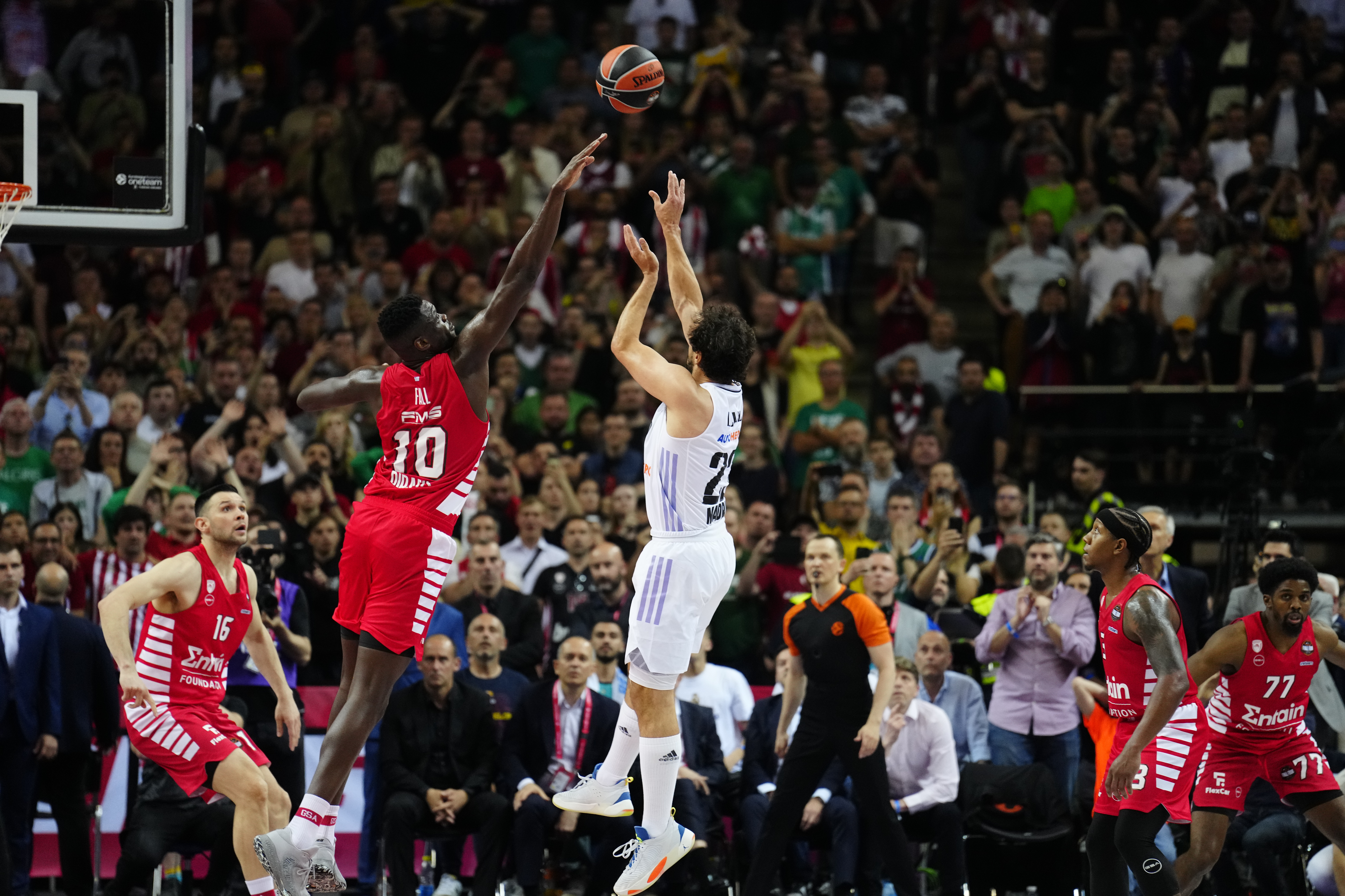 Llull, anotando la canasta de la undécima
